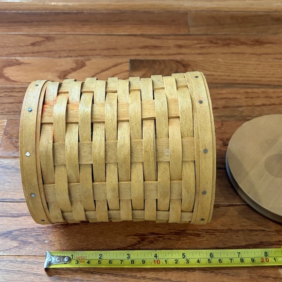 Longaberger Tan Woven Basket with Silver Knob - Picture 8 of 8